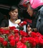 Pedagang Bunga Valentine di Kayoon Laris Manis